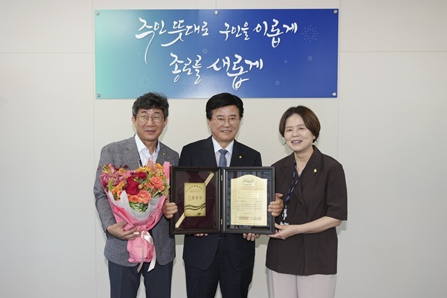 서울 종로구는 한국서비스품질지수(KS-SQI) 지방자치단체 행정서비스 부문에서 8년 연속 1위를 달성했다고 10일 밝혔다. 사진은 유찬종 종로구청장(가운데)이 기념 촬영을 하는 모습. /종로구
