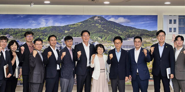 10일 영주시가 경상북도청을 찾아 8대 핵심사업을 공식 건의하고 경북도의 적극적인 재정·행정 지원을 요청한 후 단체 기념사진을 찍고 있다. /영주시