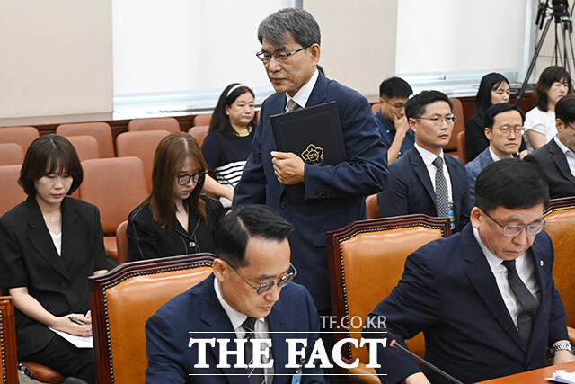 윤사현 위원장에게 선서문 전달하는 노태악 전 중앙선거관리위원장(왼쪽).