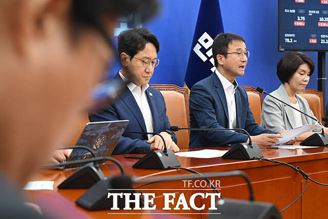 원내대책회의에서 모두발언하는 한 직무대행(가운데).