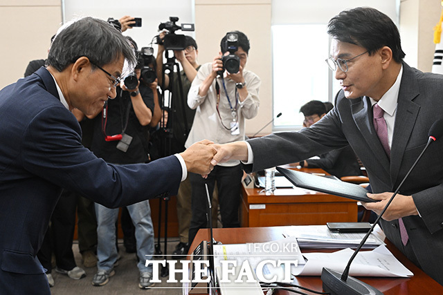 윤사현 위원장에게 선서문 전달하는 노태악 전 중앙선거관리위원장(왼쪽).