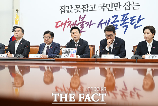 최근 정부가 내놓은 주거·금융 대책이 청년층의 현실을 반영하지 못했다는 점을 집중 공격하는 한편, 체감할 수 있는 입법 대안을 제시해 정국 주도권을 끌어오겠다는 전략이다. 사진은 장동혁 국민의힘 대표(가운데)가 10일 오전 서울 여의도 국회에서 열린 최고위원회의에서 모두발언을 하고 있는 모습. /남용희 기자