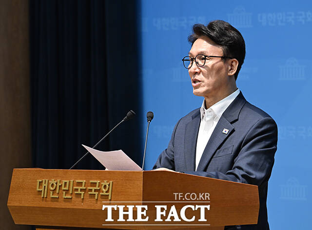김민석 더불어민주당 당대표 후보가 10일 오후 서울 여의도 국회 소통관에서 기자회견을 열고 발언하고 있다. /국회=박헌우 기자