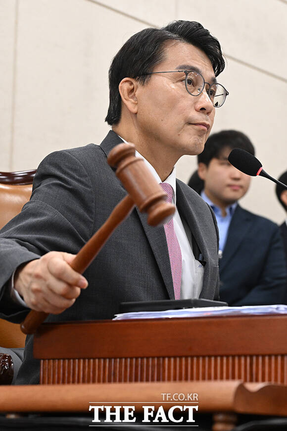 윤사현 위원장에게 선서문 전달하는 노태악 전 중앙선거관리위원장(왼쪽).