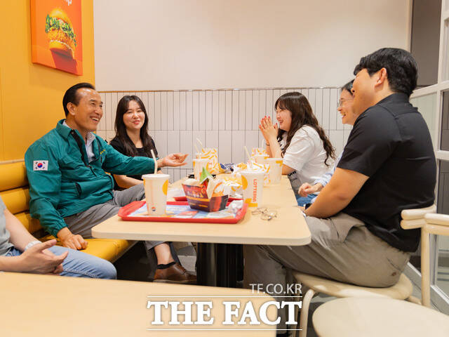 김홍열 청양군수가 7일 젊은 공직자들과 함께 햄버거를 먹으며 자유롭게 의견을 나누는 오찬 간담회를 갖고 있다. /청양군
