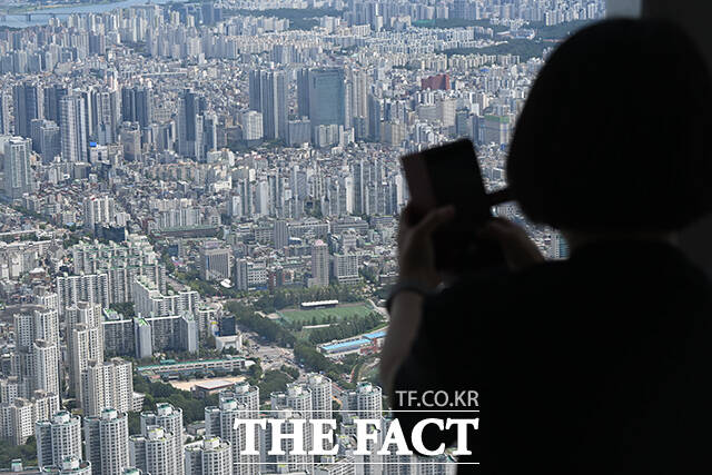 정부의 3차 부동산 공급 대책 발표를 앞둔 10일 오전 서울 송파구 롯데월드타워 전망대 '서울스카이' 너머로 서울 시내 아파트들이 보이고 있다. /김성렬 기자