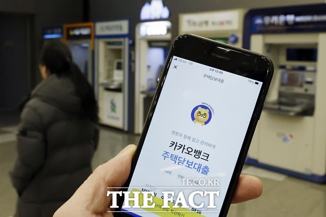 카카오뱅크의 수수료·플랫폼 수익도 1696억원으로 10.5% 늘었다. /뉴시스