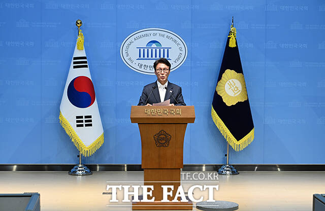 김민석 더불어민주당 당대표 후보가 10일 오후 서울 여의도 국회 소통관에서 기자회견을 열고 발언하고 있다. /국회=박헌우 기자