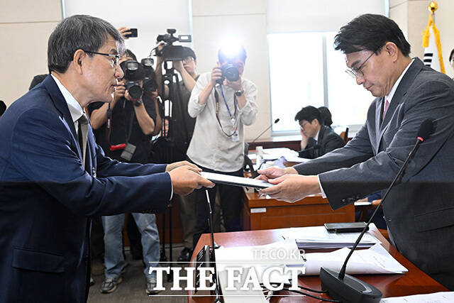 윤사현 위원장에게 선서문 전달하는 노태악 전 중앙선거관리위원장(왼쪽).