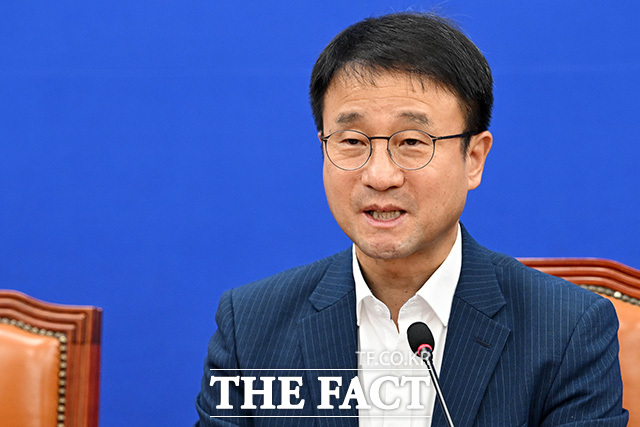 원내대책회의에서 모두발언하는 한 직무대행(가운데).