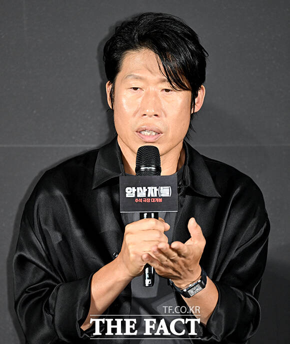 허진호 감독, 배우 유해진, 박해일, 이민호(왼쪽부터)가 10일 오전 서울 용산구 CGV 용산아이파크몰에서 열린 영화 ‘암살자(들)’ 제작보고회에 참석해 포즈를 취하고 있다. /박상민 기자