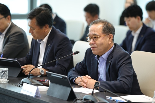 지난 7일 서울 중구 소재 농협금융지주 본사에서 열린 하반기 경영전략회의에서 이찬우 농협금융지주 회장이 회의를 주재하고 있다. /NH농협금융지주