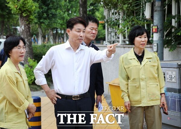 전문학 대전시 서구청장(왼쪽 두 번째)이 10일 성룡초등학교 일원을 찾아 어린이보호구역 개선사업 추진 상황과 통학로 안전관리 실태를 점검했다. /대전시 서구