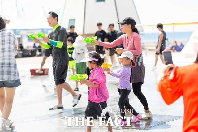 서천군 춘장대해수욕장 일원에서 7~8일 이틀간 개최된 '제2회 충남 서천해양레저페스타'에 참가한 가족들이 물놀이를 즐기고 있다. /서천군