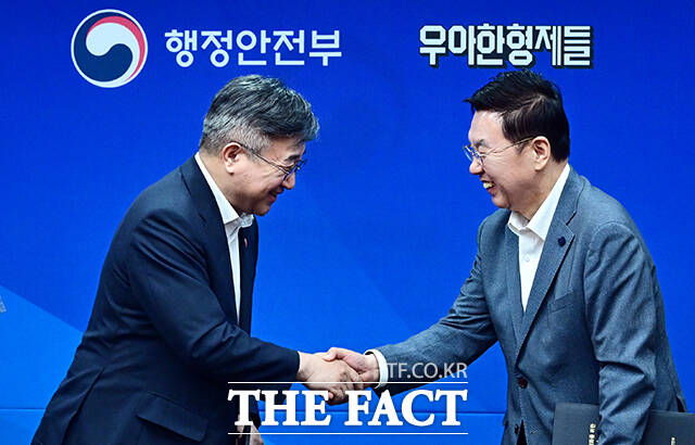 윤호중 행정안전부 장관(왼쪽)과 윤석준 우아한형제들 총괄사장이 10일 오전 서울 종로구 정부서울청사에서 열린 착한가격업소 이용 활성화를 위한 업무협약식에 참석해 기념촬영을 하고 있다. /임영무 기자