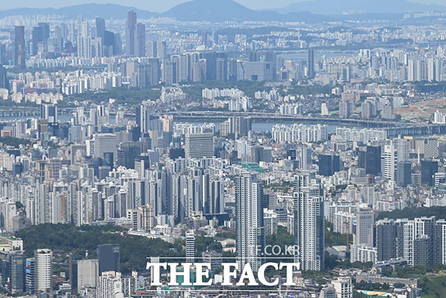 정부의 3차 부동산 공급 대책 발표를 앞둔 10일 오전 서울 송파구 롯데월드타워 전망대 '서울스카이' 너머로 서울 시내 아파트들이 보이고 있다. /김성렬 기자