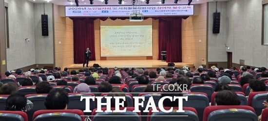 남양주시가 7일 화도주민자치센터 천마홀에서 진행한 웰다잉·친자연 장례문화 교육에 참석한 노인 일자리 하반기 소양교육 참여자들이 강의를 경청하고 있다. /남양주시