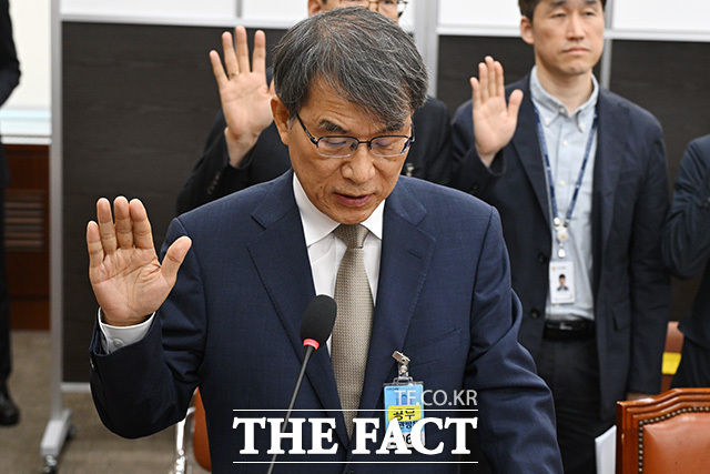 윤사현 위원장에게 선서문 전달하는 노태악 전 중앙선거관리위원장(왼쪽).
