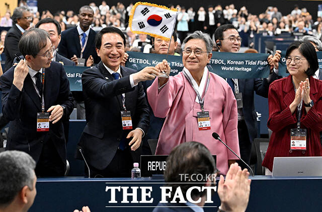 이길용 전남광주 문화정책관, 박수현 충남도지사, 허민 국가유산청장, 김지희 유네스코대사(왼쪽부터)가 25일 오후 부산 해운대구 벡스코(BEXCO) 본회의장 제48차 유네스코 세계유산위원회에서 '한국의 갯벌' 2단계 등재가 결정되자 환호하고 있다. /부산=박상민 기자