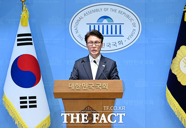 김민석 더불어민주당 당대표 후보가 10일 오후 서울 여의도 국회 소통관에서 기자회견을 열고 발언하고 있다. /국회=박헌우 기자