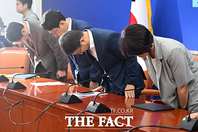 원내대책회의에서 모두발언하는 한 직무대행(가운데).