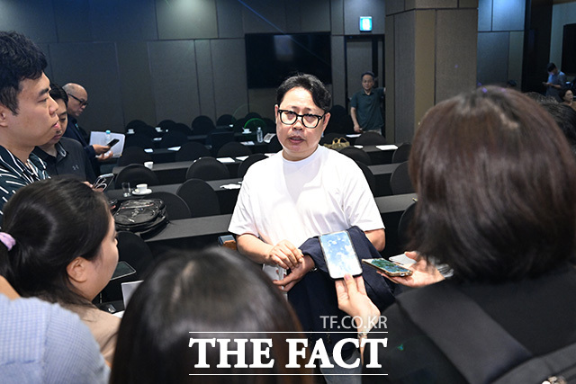 곽진영 시그마체인 대표가 취재진의 질의에 답하고 있다.