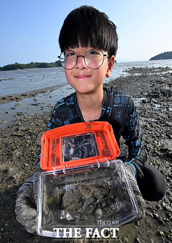 이하늘(14) 군이 여수갯벌노을마을에서 갯벌 체험을 마치고 직접 잡은 게와 조개들을 보여주고 있다. /여수=박상민 기자