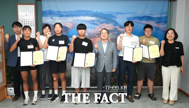 나주시가 전국 규모 체육대회에서 우수한 성적을 거둔 선수들에게 포상금을 지급하고 있다. /나주시