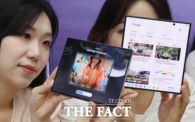KT 모델이 지난달 23일 KT광화문사옥에서 '갤럭시Z폴드8'을 소개하고 있다. /임영무 기자