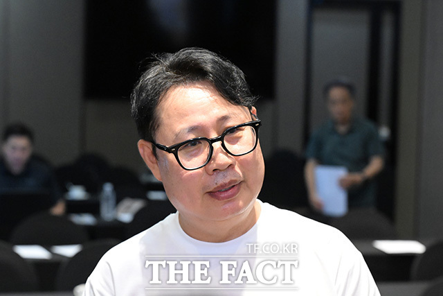 취재진의 질의에 답변하는 곽 대표.