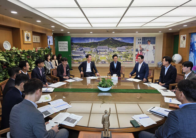 10일 오전 황병직 영주시장과 경북도의회 우충무·임무석·허지훈 의원은 이철우 경북도지사를 만나 8대 핵심사업을 공식 건의하고 경북도의 적극적인 재정·행정 지원을 요청했다. /영주시