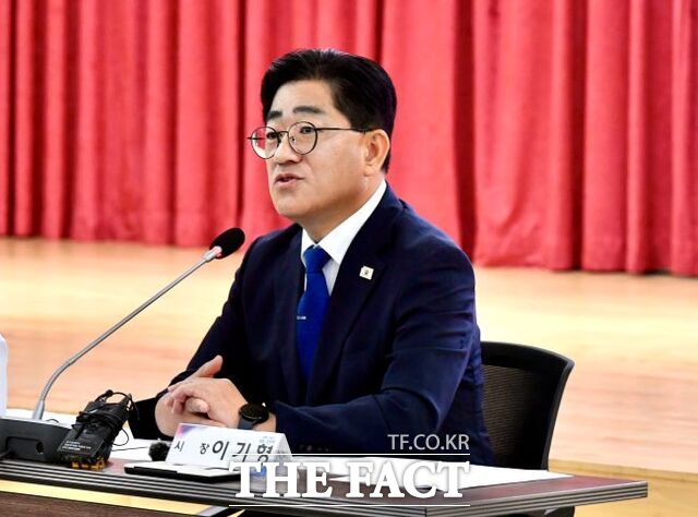 10일 김포시청에서 이기형 김포시장이 첫 언론인 간담회를 개최하고 민선9기 운영 방향에 대해 설명하고 있다. /김포시