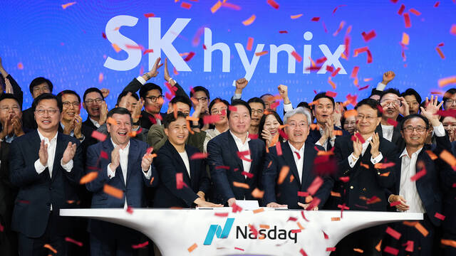 10일 한국거래소에 따르면 지난 7일 삼성전자는 전 거래일 대비 0.22% 오른 23만1000원에 마감한 반면, SK하이닉스는 4.88% 내린 142만2000원에 거래를 마쳤다. 7월 10일 오전(현지시간) 미국 뉴욕 나스닥 마켓사이트에서 열린 오프닝 벨 행사에서 최태원 SK그룹 회장(가운데)이 나스닥 ADR 거래 개시를 알리고 있다. /SK하이닉스