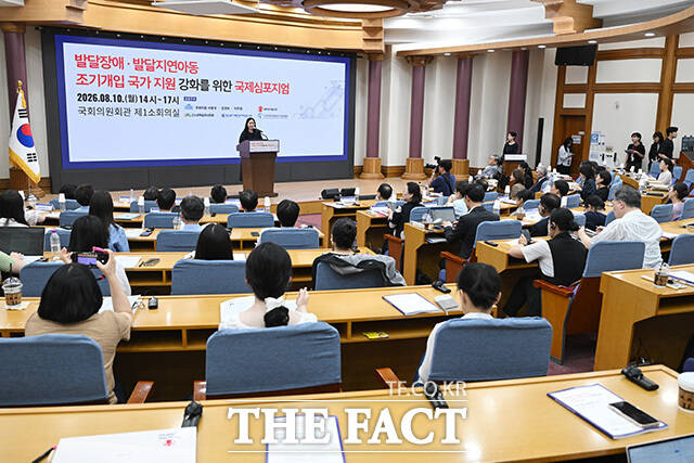 이 의원 환영사 경청하는 참석자들.