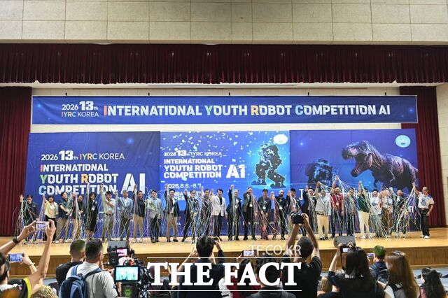 지난 6일 국립한밭대 체육관에서 열린 '2026 국제청소년로봇대회' 개막식에서 주요 관계자들이 개막 세리머니를 펼치고 있다. /한밭대