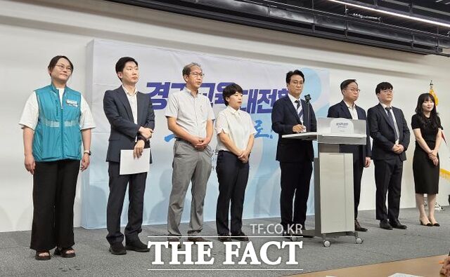 10일 오전 경기도교육청 남부청사 2층 컨퍼컨스룸에서 안민석 경기도교육감이 기자회견을 열고 교권보호전담관 300명 선발과 확대 운영 계획을 설명하고 있다. /박아론 기자