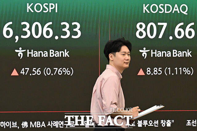 코스피와 코스닥이 상승 출발한 10일 오전 서울 중구 하나은행 본점 딜링룸에 코스피와 코스닥이 표시돼 있다. /송호영 기자