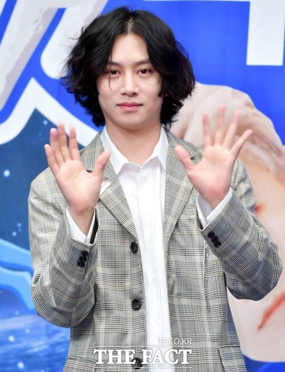 그룹 슈퍼주니어 멤버 김희철이 인천시 광복절 기념 현수막 속 태극기를 오해해 거세게 비판한 일에 대해 사과했다. /더팩트 DB