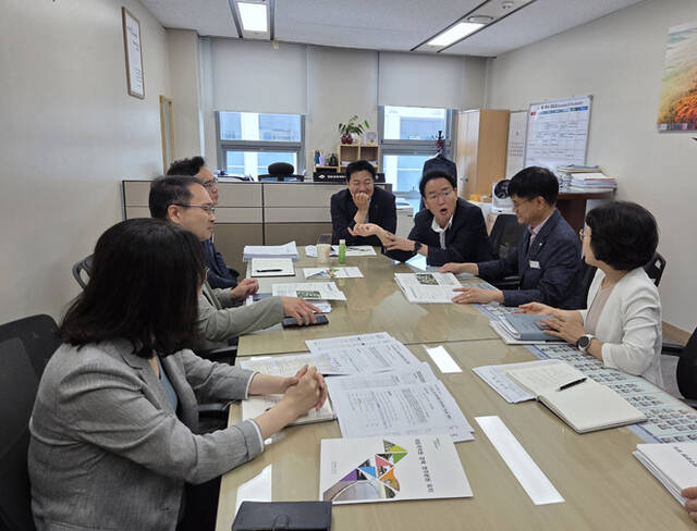 10일 황병직 영주시장이 박찬우 경북도 문화관광체육국장을 면담하고 미래 핵심사업 지원을 건의했다. /영주시
