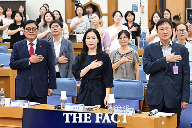 정태영 세이브더칠드런 총장과 이 의원, 유영학 법무법인 율촌 고문(왼쪽부터).