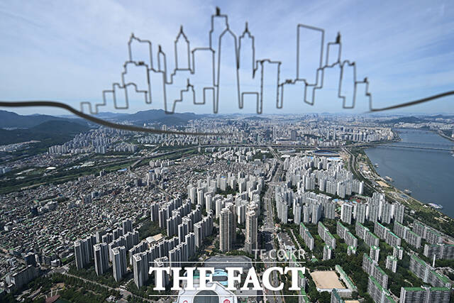 정부의 3차 부동산 공급 대책 발표를 앞둔 10일 오전 서울 송파구 롯데월드타워 전망대 '서울스카이' 너머로 서울 시내 아파트들이 보이고 있다. /김성렬 기자