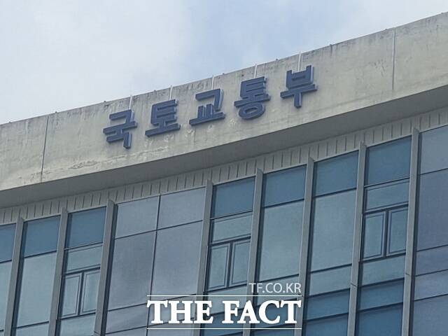 국토교통부가 총중량 40톤을 초과하는 대형 고소작업차를 특수건설기계로 추가 지정하고 규격과 면허 등 세부 기준을 마련했다. /이중삼 기자