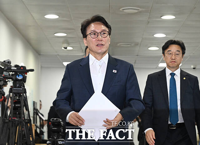 김민석 더불어민주당 당대표 후보가 10일 오후 서울 여의도 국회 소통관에서 열린 기자회견에 참석하고 있다. /국회=박헌우 기자