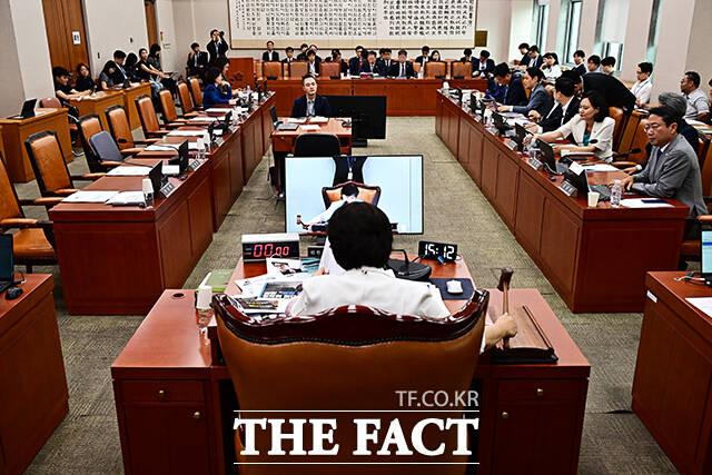 법제사법위원회는 정기국회 기간 여야 정쟁의 복판으로 변모할 가능성이 매우 높은 상임위로 꼽힌다. 사진은 서영교 법사위원장이 지난달 15일 오후 서울 여의도 국회에서 열린 법제사법위원회 전체회의에 참석해 국민의힘의 불참 속 안건을 의결하고 있는 모습. /배정한 기자