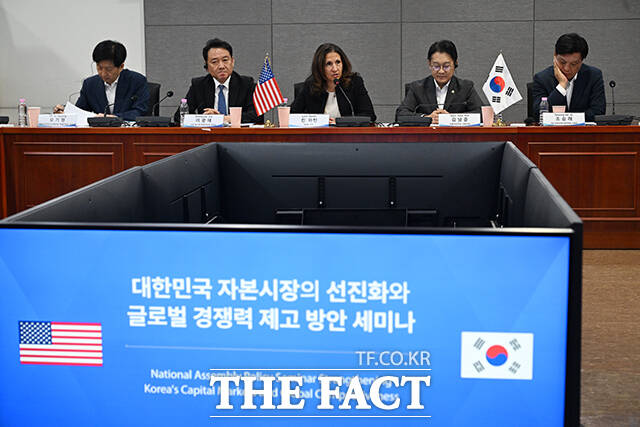 김남준 더불어민주당 의원과 린 마틴(Lynn Martin) 뉴욕증권거래소(NYSE) 사장 등 참석자들이 10일 오전 서울 여의도 국회의원회관에서 열린 '대한민국 자본시장의 선진화와 글로벌 경쟁력 제고 방안' 세미나에 참석해 기념촬영을 하고 있다. /국회=박헌우 기자