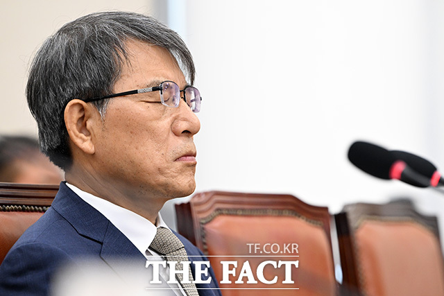 윤사현 위원장에게 선서문 전달하는 노태악 전 중앙선거관리위원장(왼쪽).