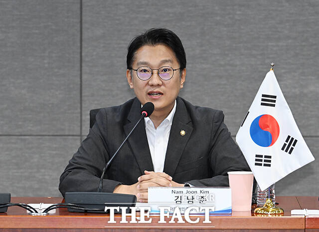 김남준 더불어민주당 의원과 린 마틴(Lynn Martin) 뉴욕증권거래소(NYSE) 사장 등 참석자들이 10일 오전 서울 여의도 국회의원회관에서 열린 '대한민국 자본시장의 선진화와 글로벌 경쟁력 제고 방안' 세미나에 참석해 기념촬영을 하고 있다. /국회=박헌우 기자