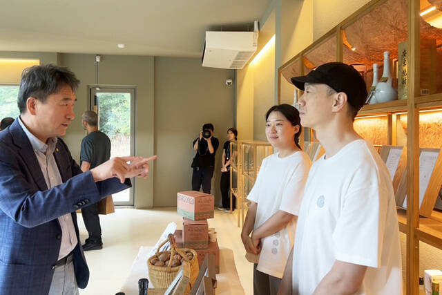 안병윤 예천군수가 관내 참여기업인 W-호두마을 격려하고 있다. /예천군