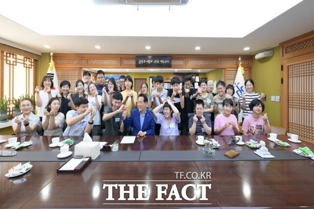 백성현 논산시장이 10일 논산시청에서 장애인 직업재활시설인 '논산발그래일터' 근로자와 종사자들을 만나 노고를 치하하고 현장의 애로사항 및 의견을 청취하고 있다. /논산시