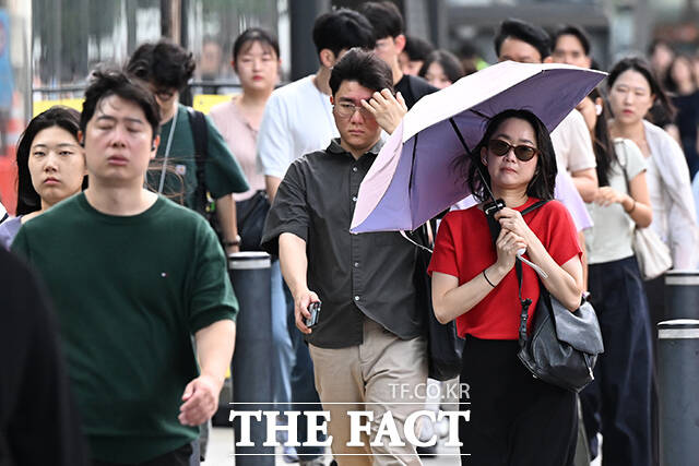 극한 폭염이 다소 누그러진 모습을 보인 10일 오전 서울 영등포구 여의도환승센터에서 시민들이 출근길에 나서고 있다. /김성렬 기자